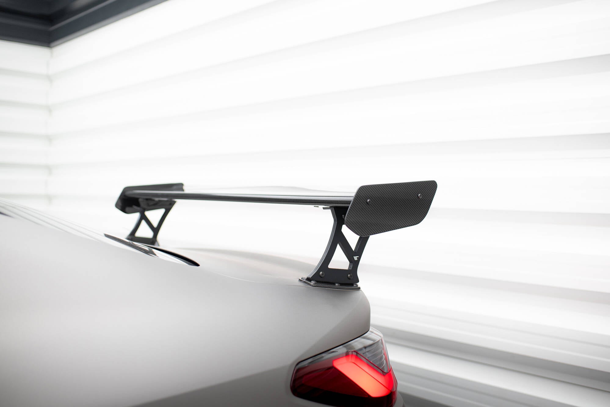 Carbon Heckspoiler BMW M4 G82 mit LED und Aluminium Halterungen