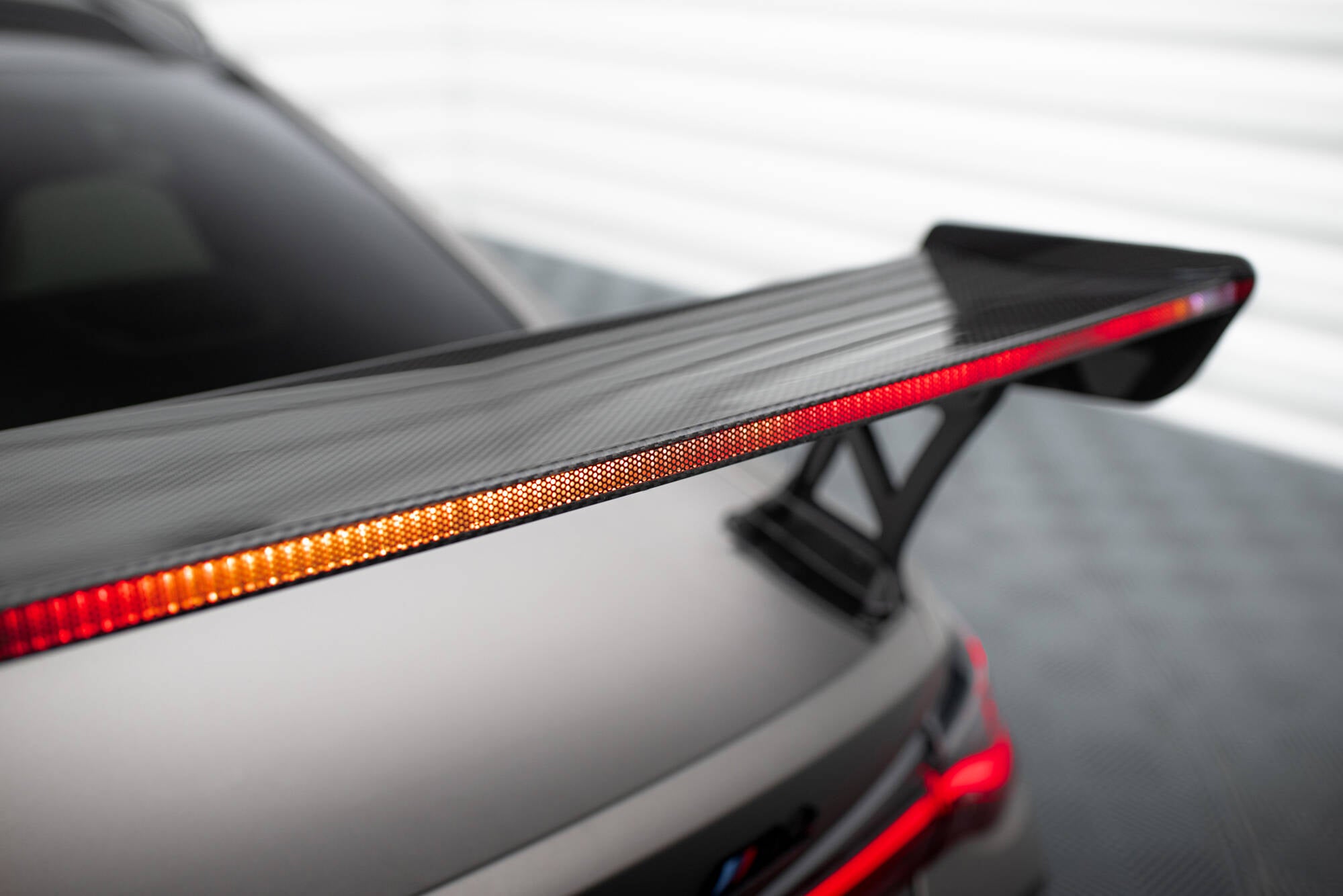 Carbon Heckspoiler BMW M4 G82 mit LED und Aluminium Halterungen