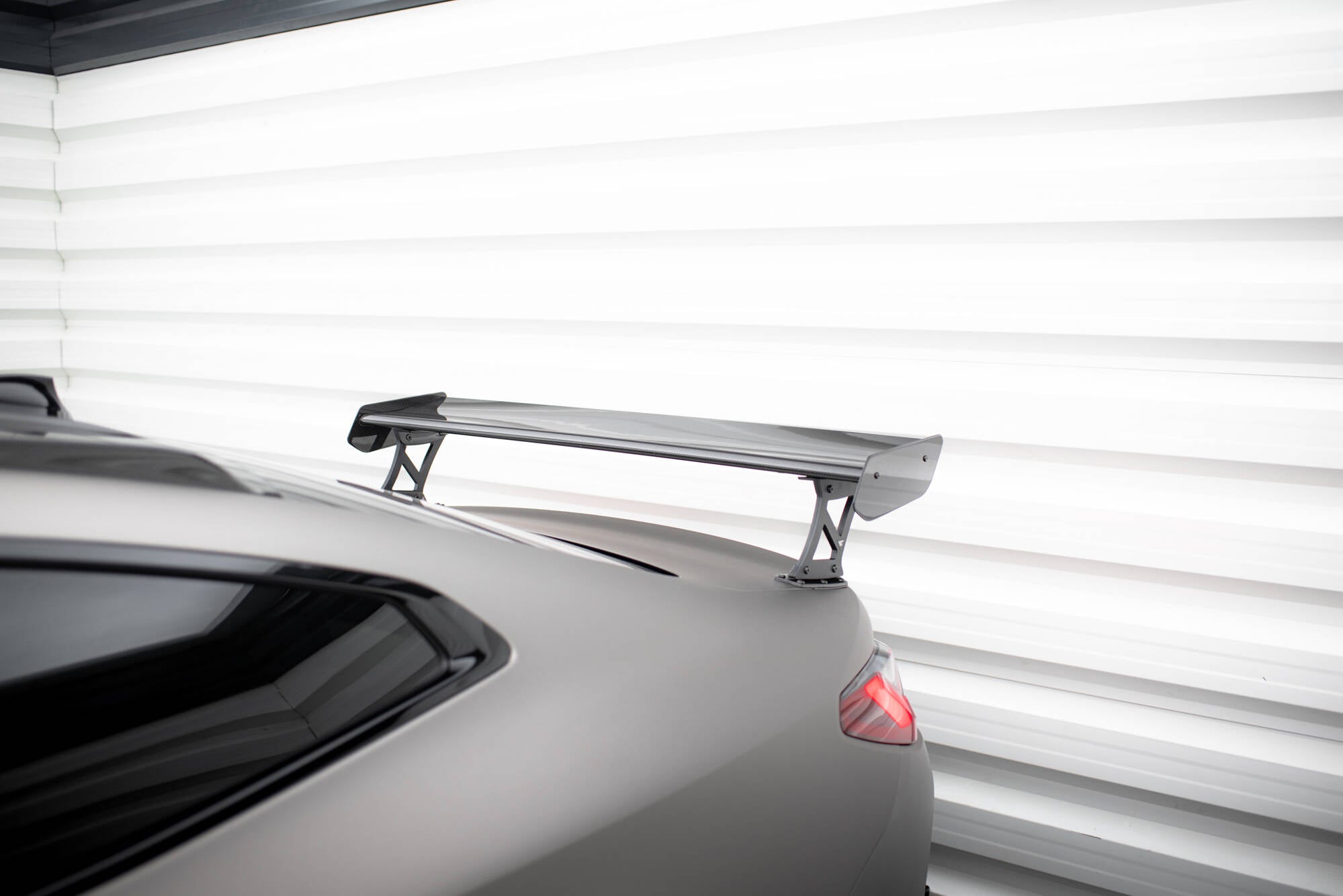 Carbon Heckspoiler BMW M4 G82 mit LED und Aluminium Halterungen