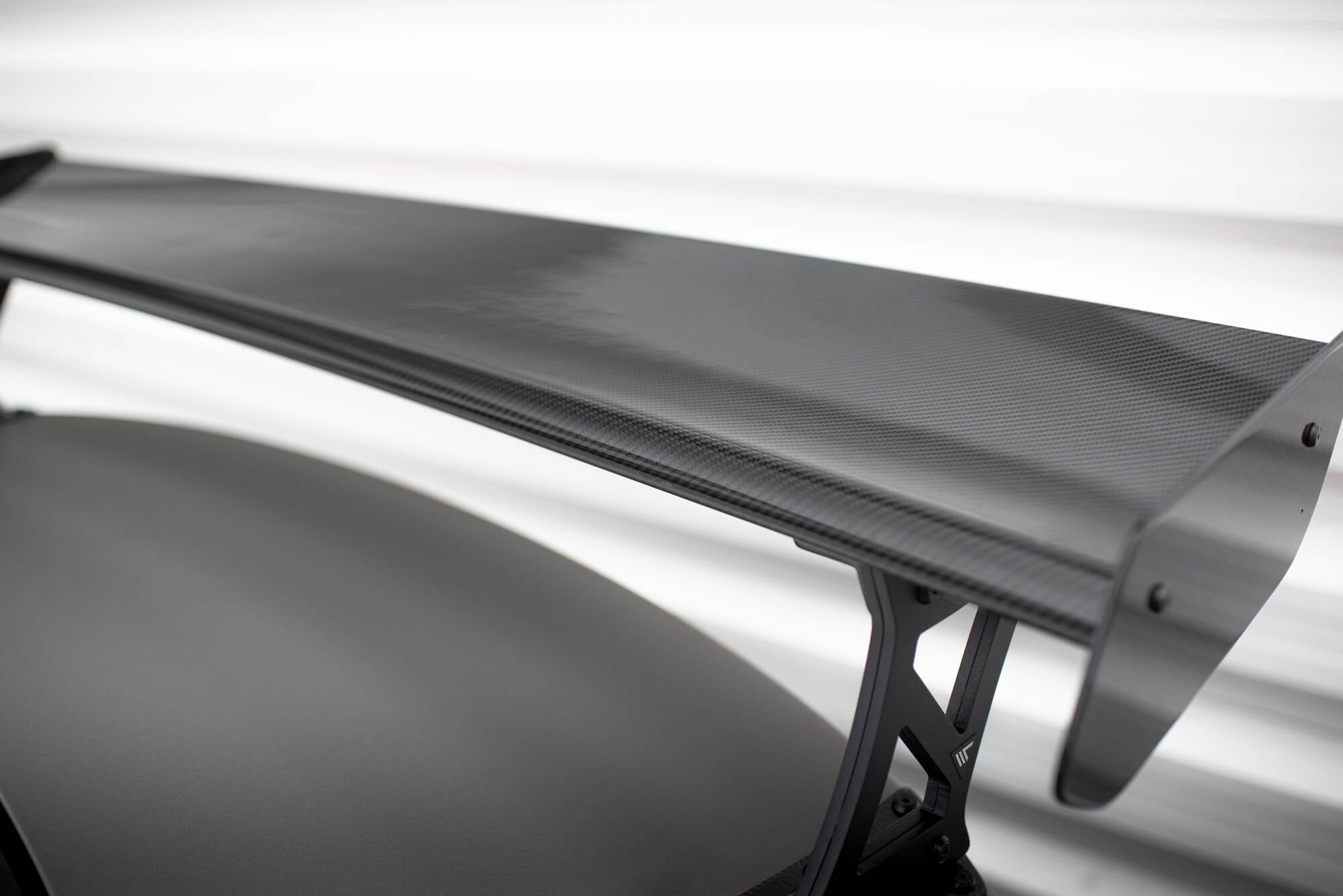 Carbon Heckspoiler BMW M4 G82 mit LED und Aluminium Halterungen
