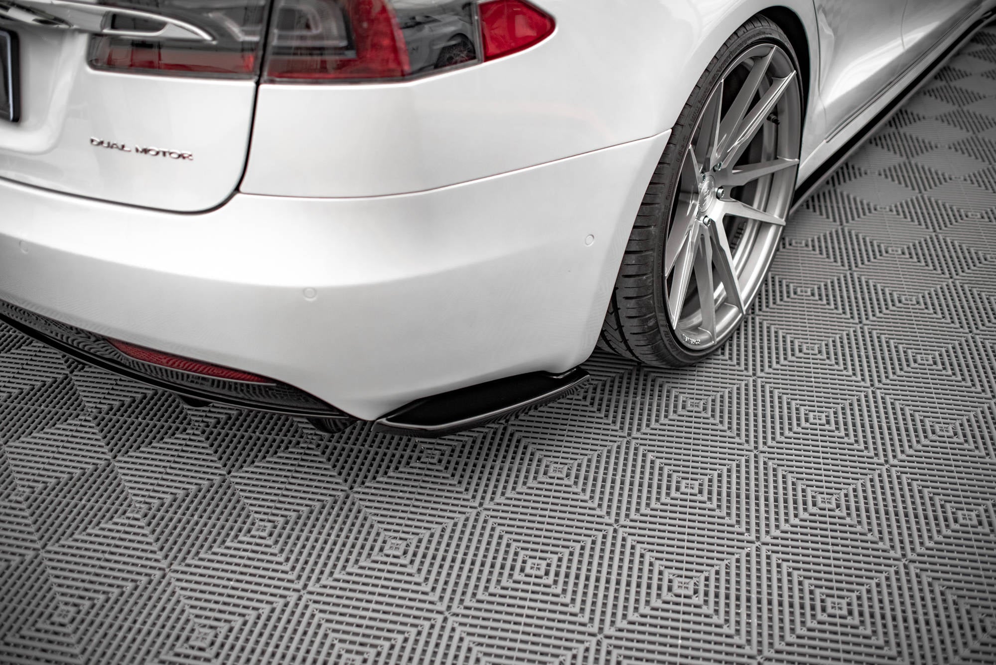 Heckseiten Flaps Tesla Model S Facelift