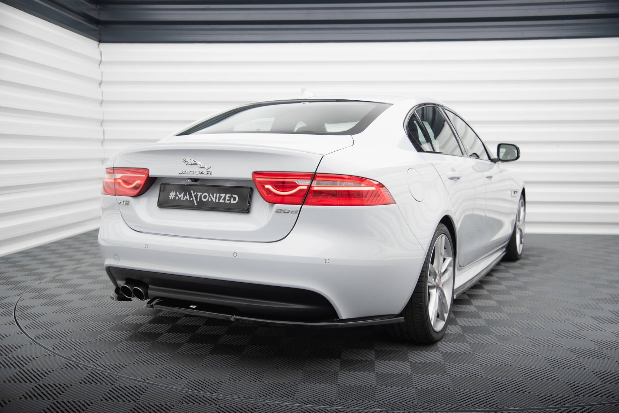 Heckseiten Flaps Jaguar XE R-Sport X760