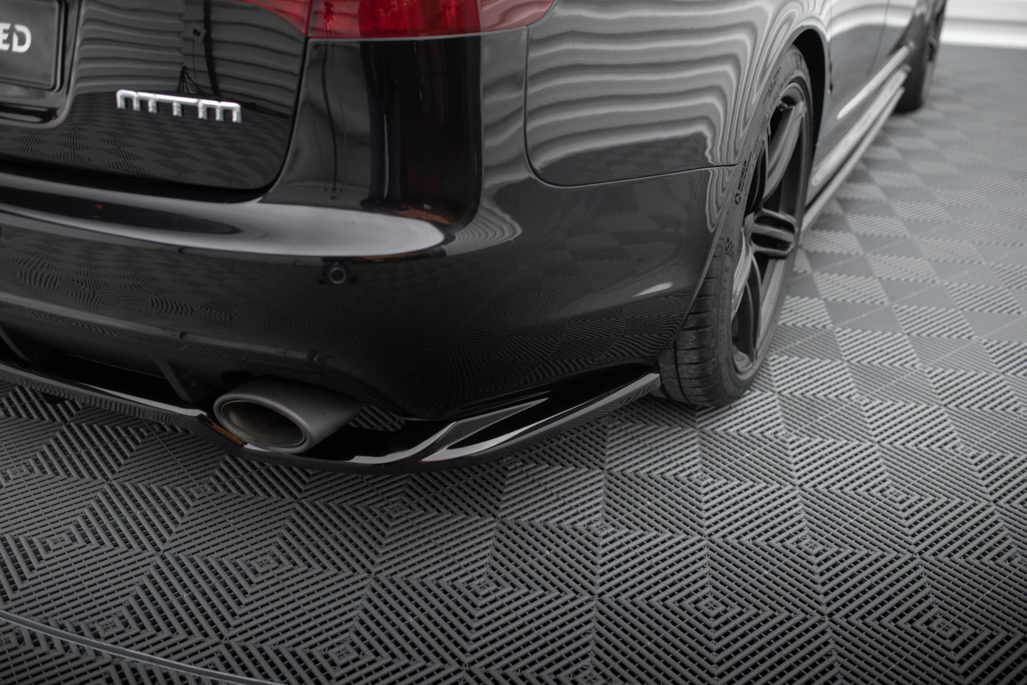 Heckdiffusor Audi RS6 Avant C6 mit einem vertikalen Balken