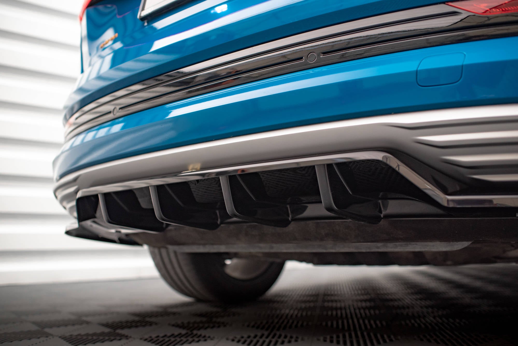 Heckdiffusor Audi e-tron mit vertikalem Balken