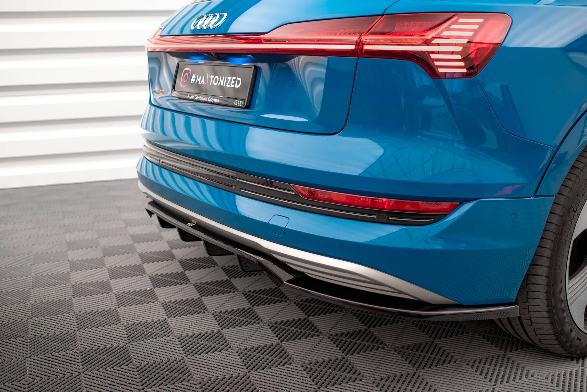 Heckdiffusor Audi e-tron mit vertikalem Balken
