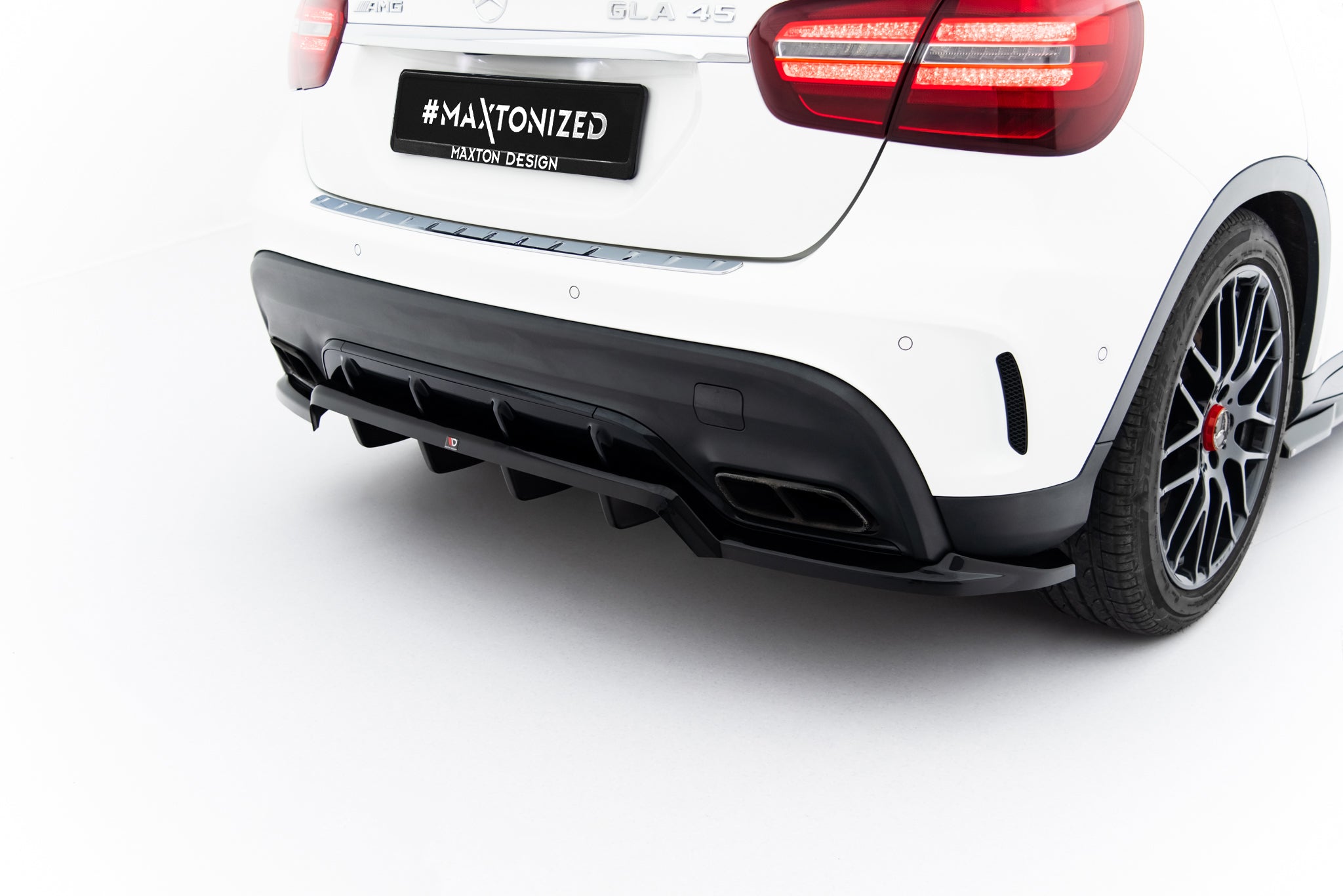 Mittlerer Heckdiffusor (mit einem vertikalem balken) Mercedes-Benz GLA 45 AMG X156 Facelift