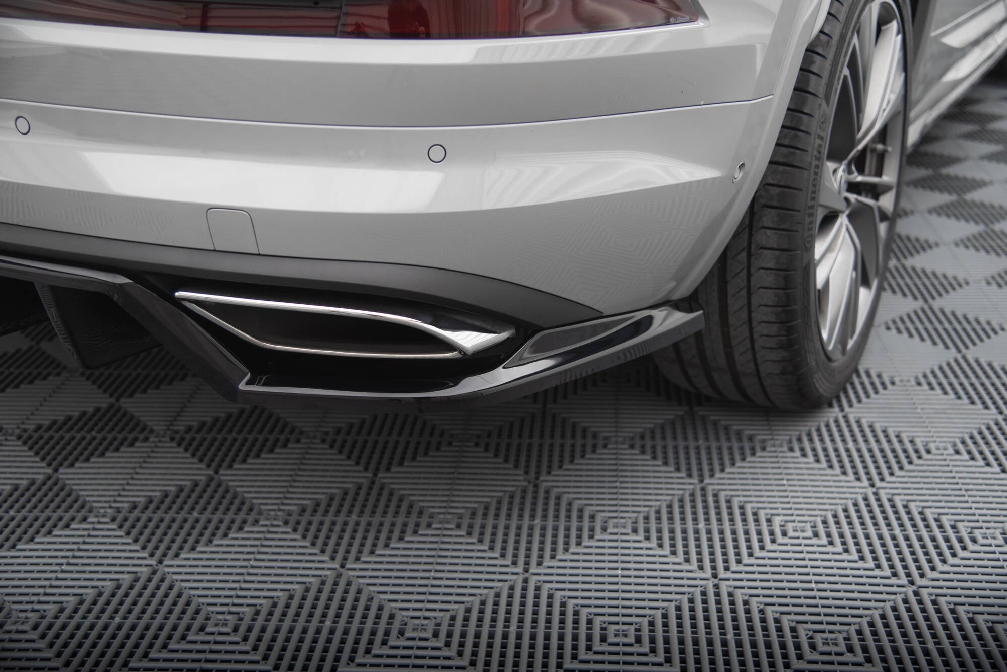 Mittlerer Heckdiffusor (mit einem vertikalem balken) Skoda Kodiaq RS MK1 / MK1 Facelift