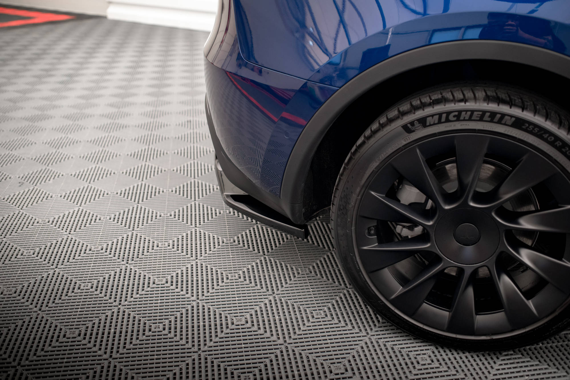Heckdiffusor Tesla Model Y mit vertikalem Balken