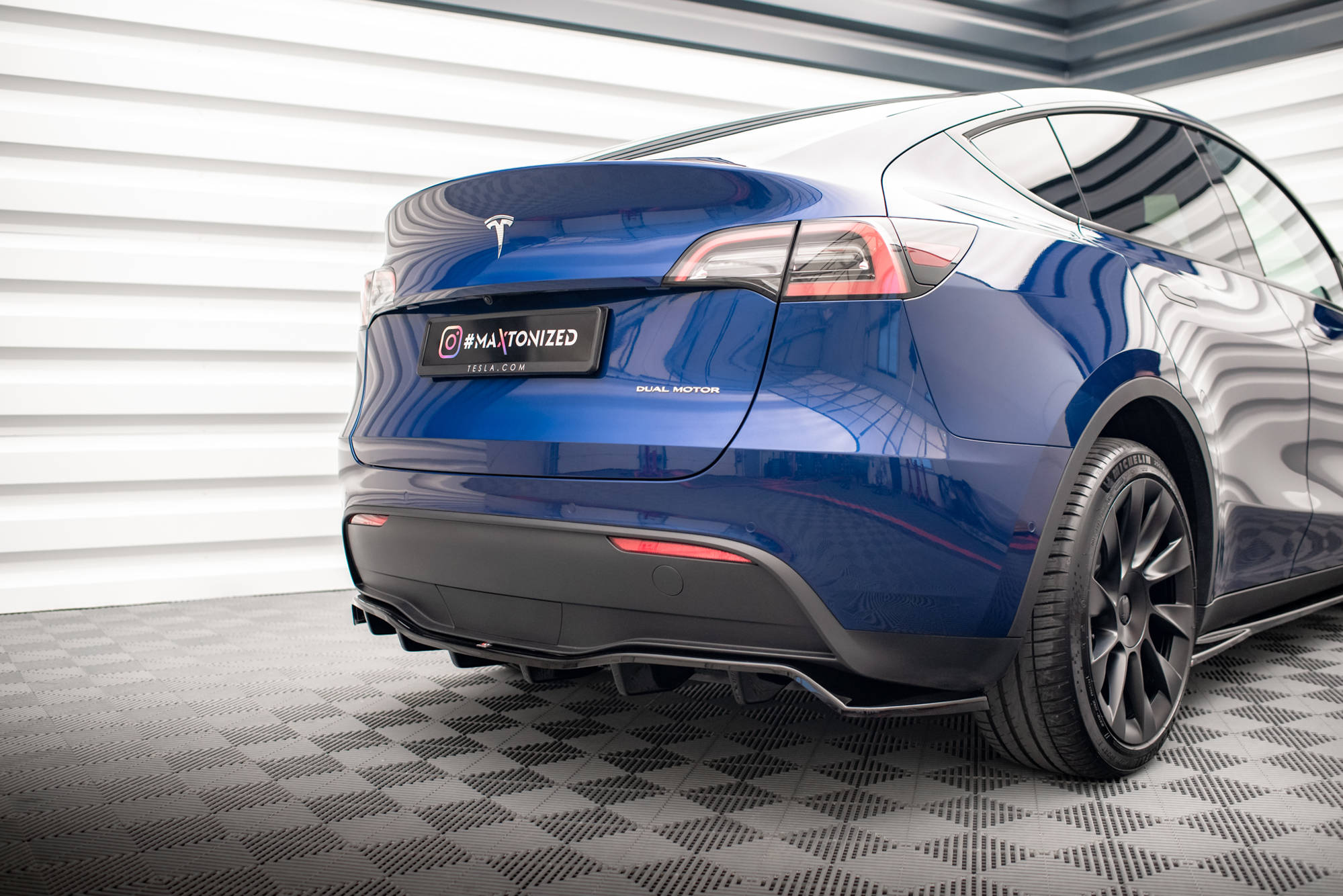Heckdiffusor Tesla Model Y mit vertikalem Balken