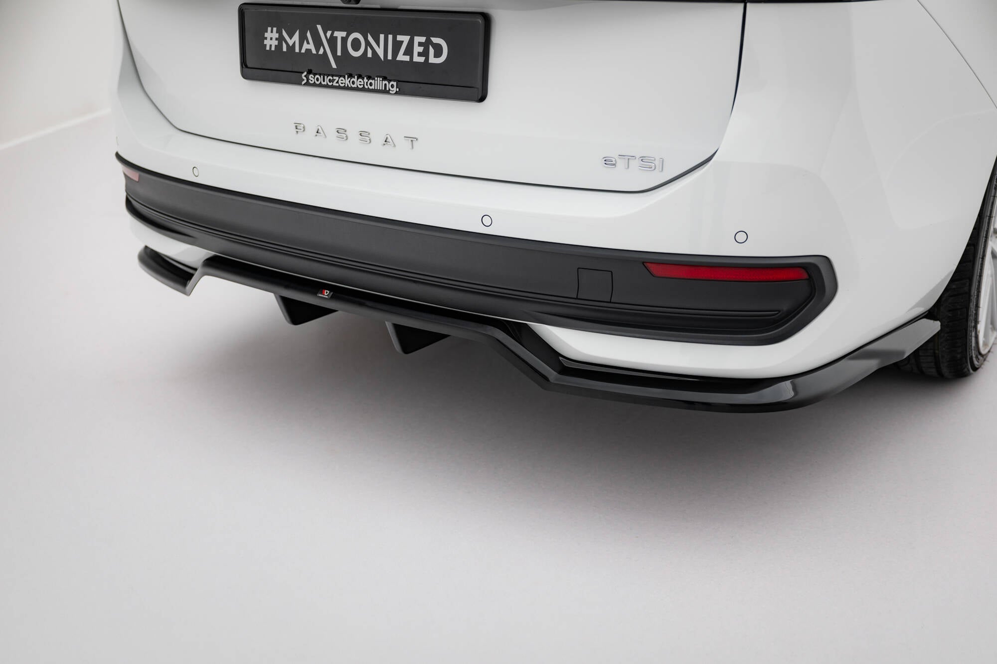 Mittlerer Heckdiffusor (mit einem vertikalem balken) Volkswagen Passat B9