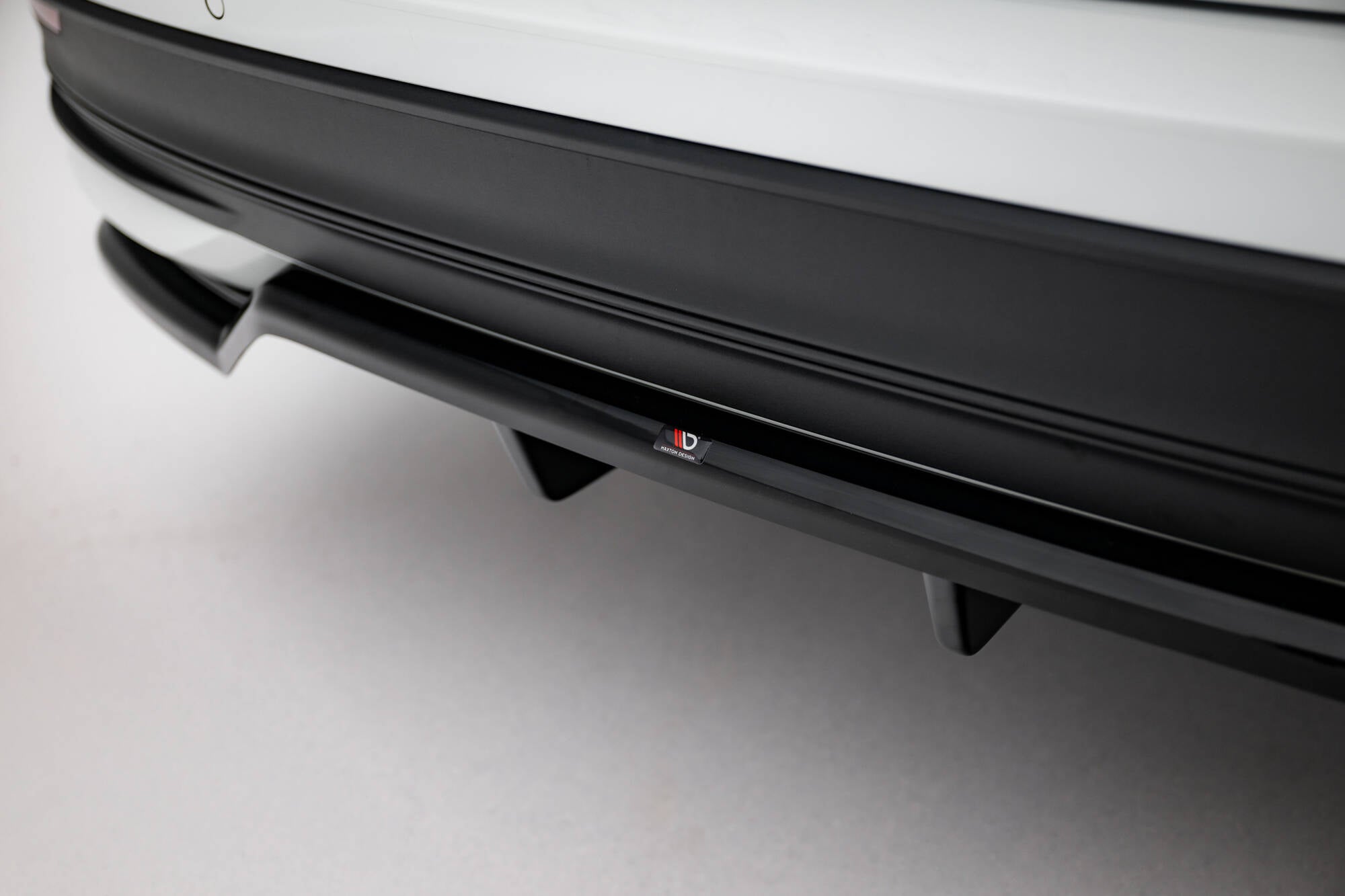 Mittlerer Heckdiffusor (mit einem vertikalem balken) Volkswagen Passat B9