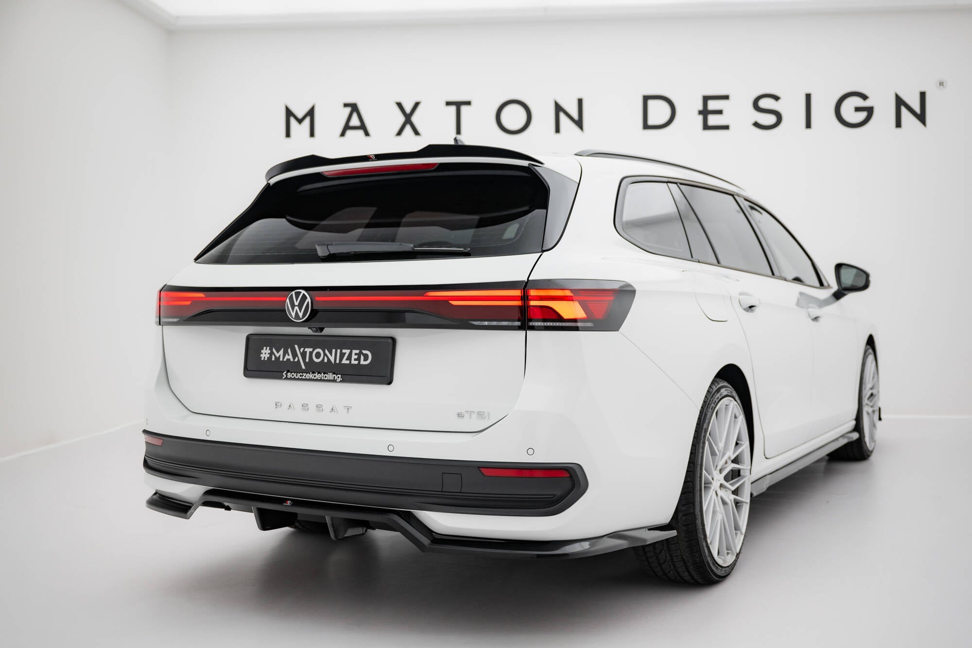 Mittlerer Heckdiffusor (mit einem vertikalem balken) Volkswagen Passat B9