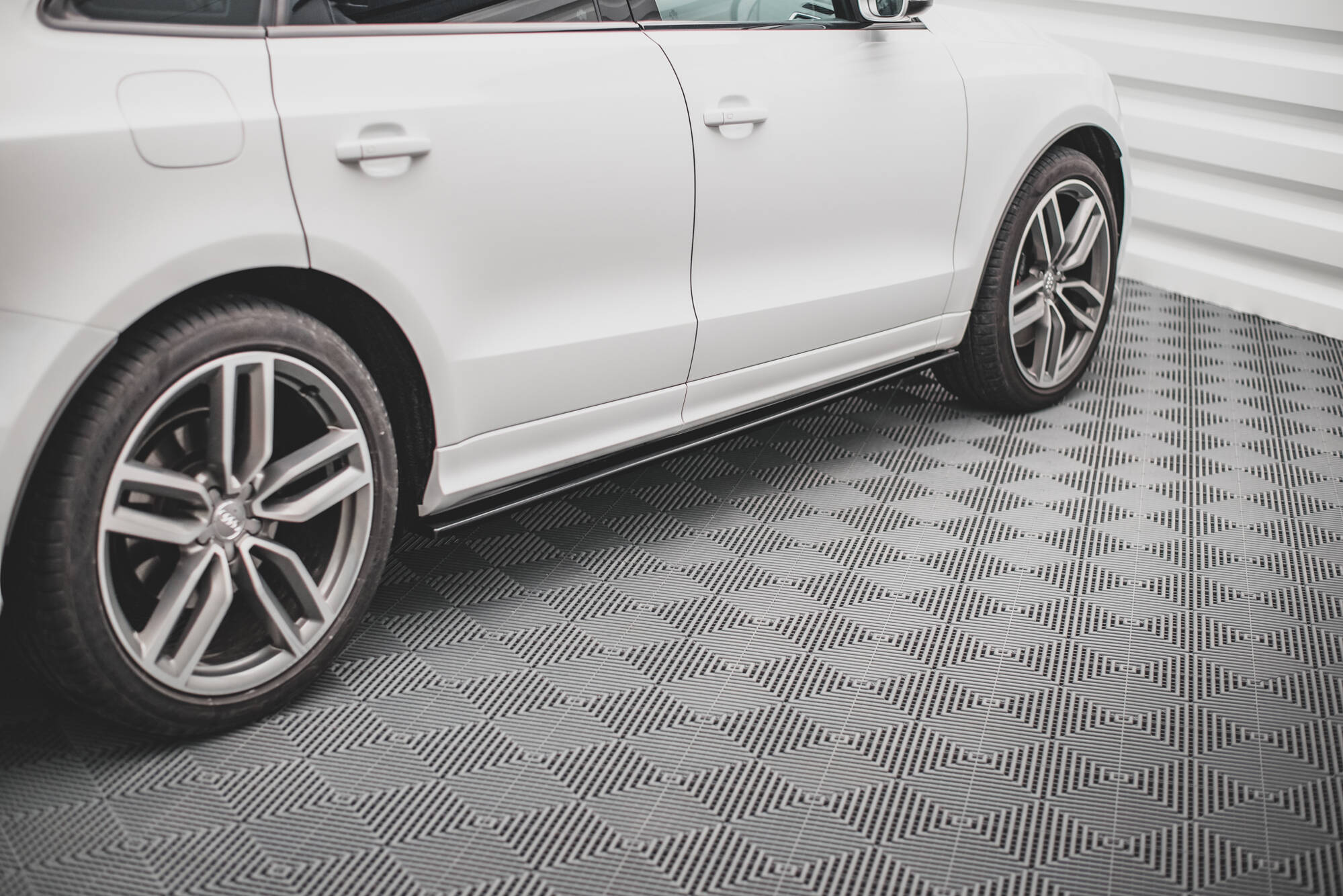 Frontspoiler Lippe, Seitenschweller, Heckseiten Flaps und Heckdiffusor Audi SQ5 Mk1