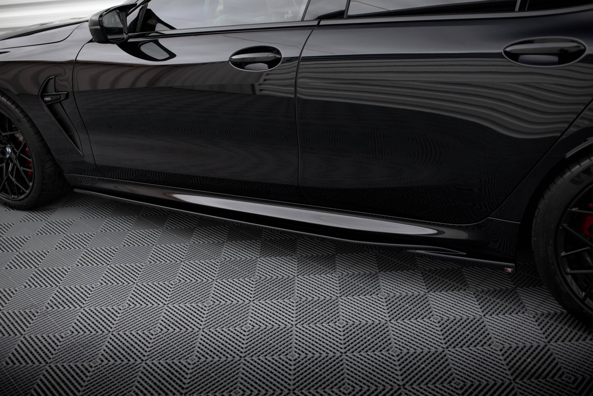 Frontspoiler Lippe, Seitenschweller, Heckdiffusor und Heckseiten Flaps BMW M8 Gran Coupe F93