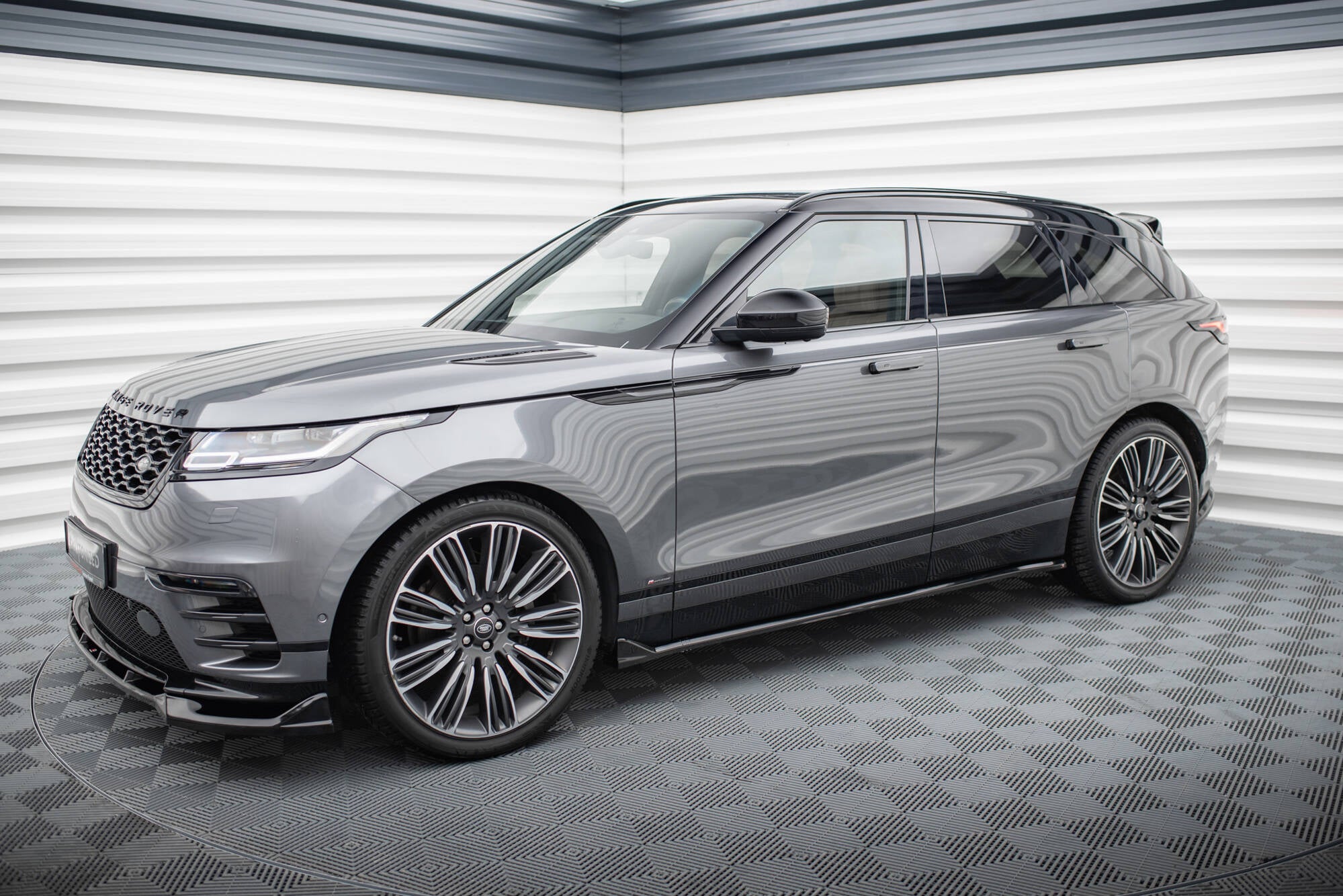Frontspoiler Lippe, Seitenschweller, Heckdiffusor Land Rover Range Rover Velar R-Dynamic MK1 (Das Kit ist mit der Anhängerkupplung kompatibel)