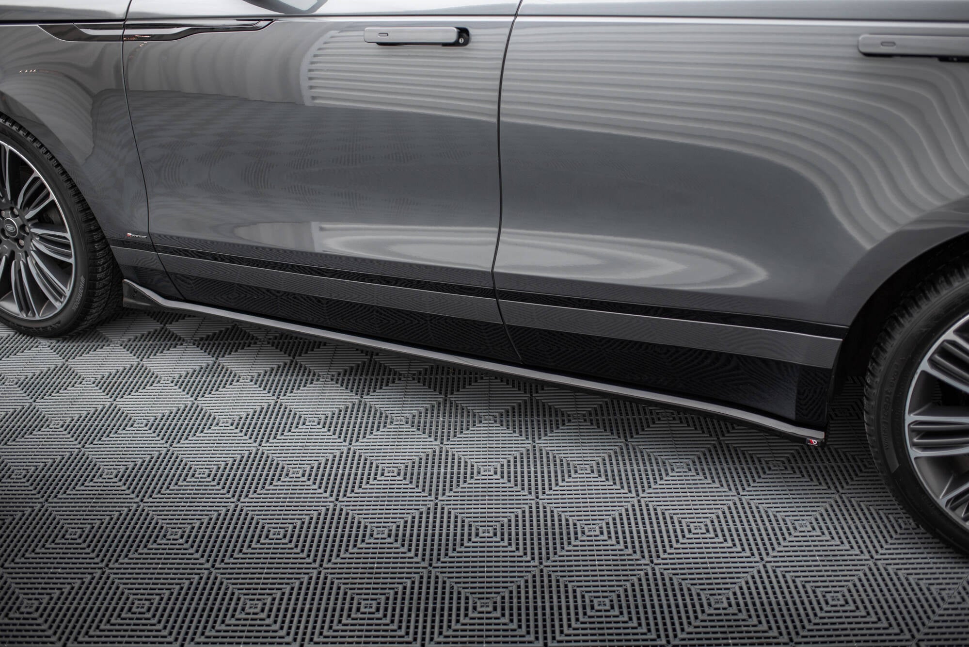 Frontspoiler Lippe, Seitenschweller, Heckdiffusor Land Rover Range Rover Velar R-Dynamic MK1 (Das Kit ist mit der Anhängerkupplung kompatibel)