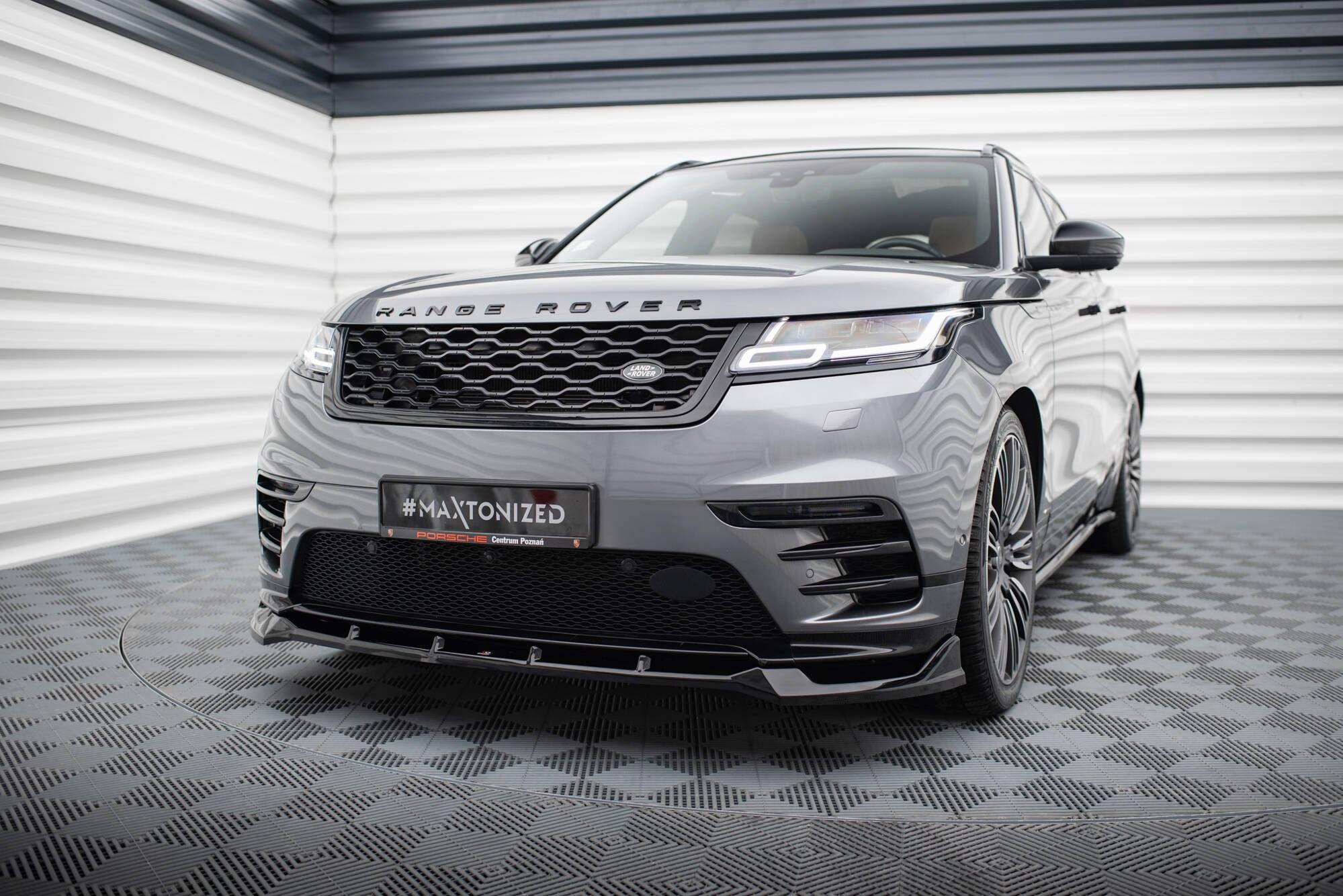 Frontspoiler Lippe, Seitenschweller, Heckdiffusor Land Rover Range Rover Velar R-Dynamic MK1 (Das Kit ist mit der Anhängerkupplung kompatibel)