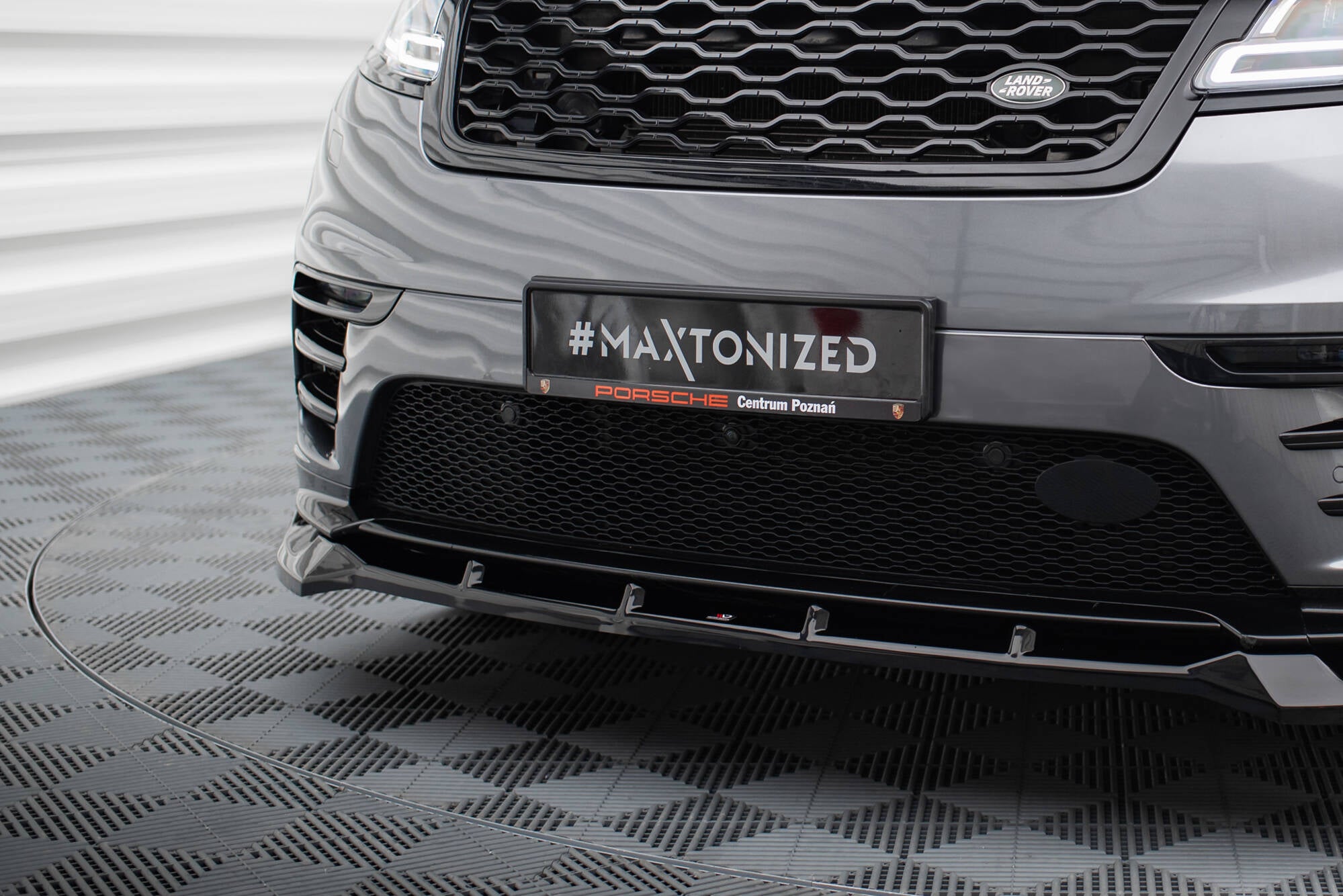 Frontspoiler Lippe, Seitenschweller, Heckdiffusor Land Rover Range Rover Velar R-Dynamic MK1 (Das Kit ist mit der Anhängerkupplung kompatibel)
