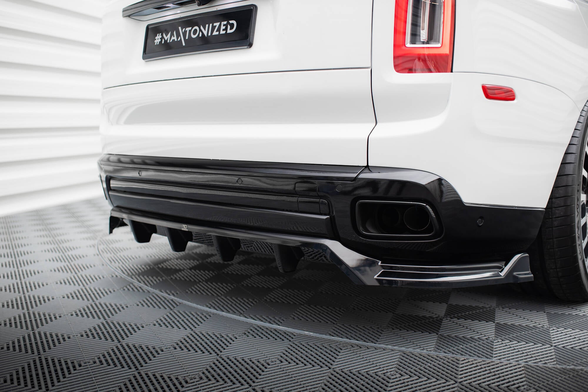 Frontspoiler Lippe, Seitenschweller und Heckdiffusor Rolls Royce Cullinan