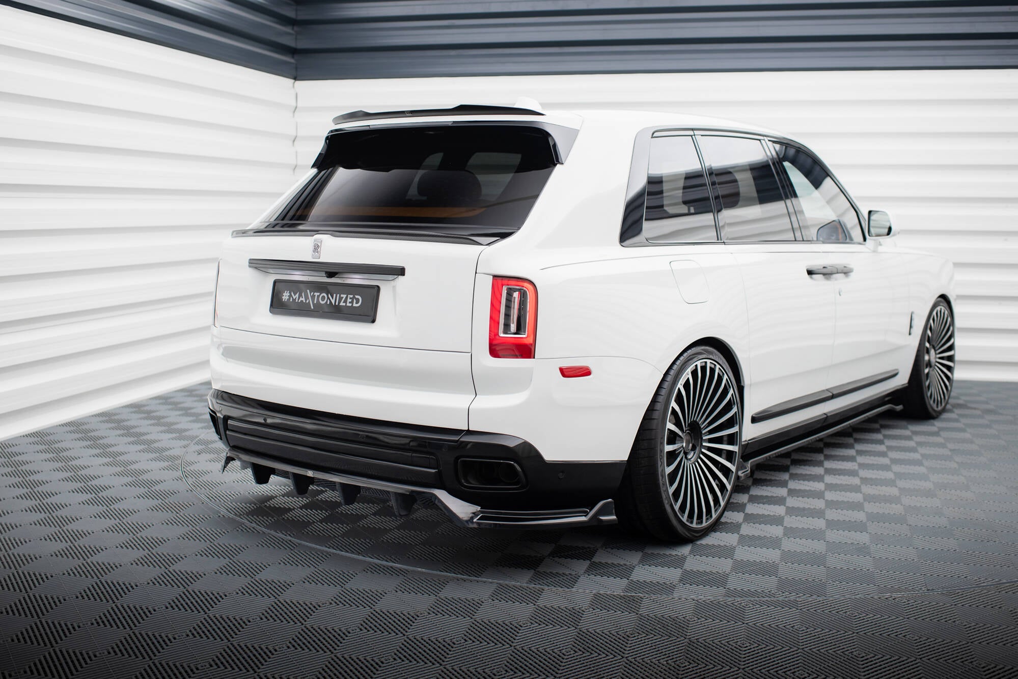 Frontspoiler Lippe, Seitenschweller und Heckdiffusor Rolls Royce Cullinan