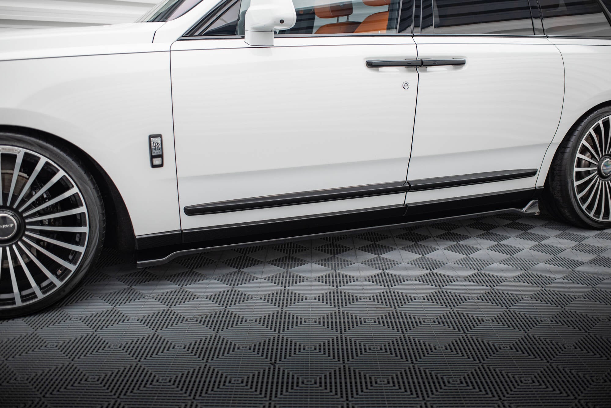 Frontspoiler Lippe, Seitenschweller und Heckdiffusor Rolls Royce Cullinan