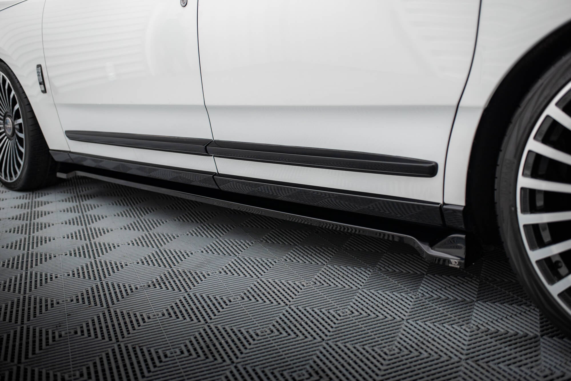 Frontspoiler Lippe, Seitenschweller und Heckdiffusor Rolls Royce Cullinan
