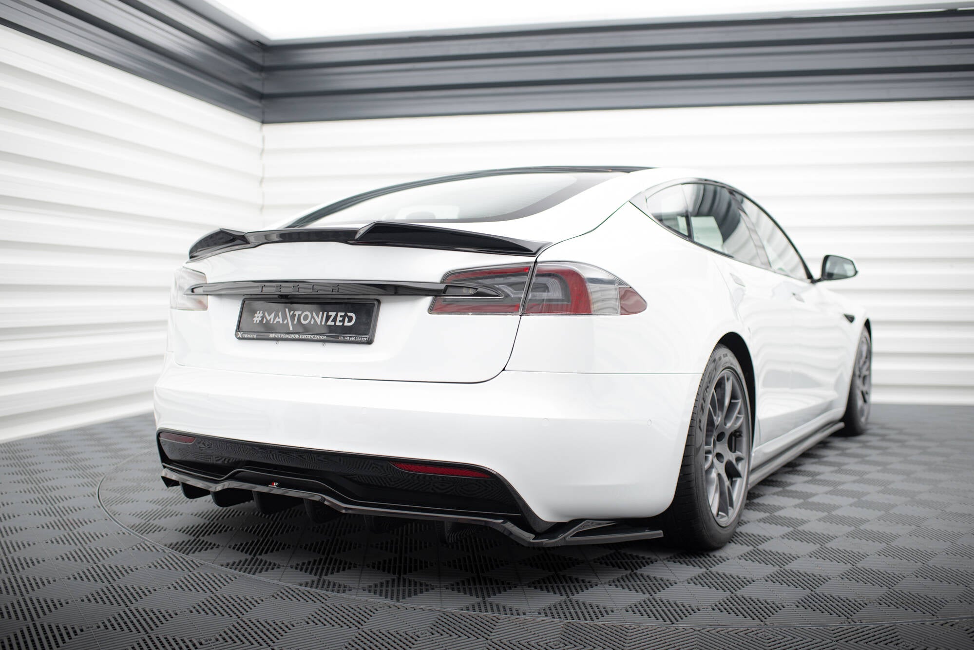 Frontspoiler Lippe, Seitenschweller und Heckdiffusor Satz Tesla Model S Plaid Mk1 Facelift