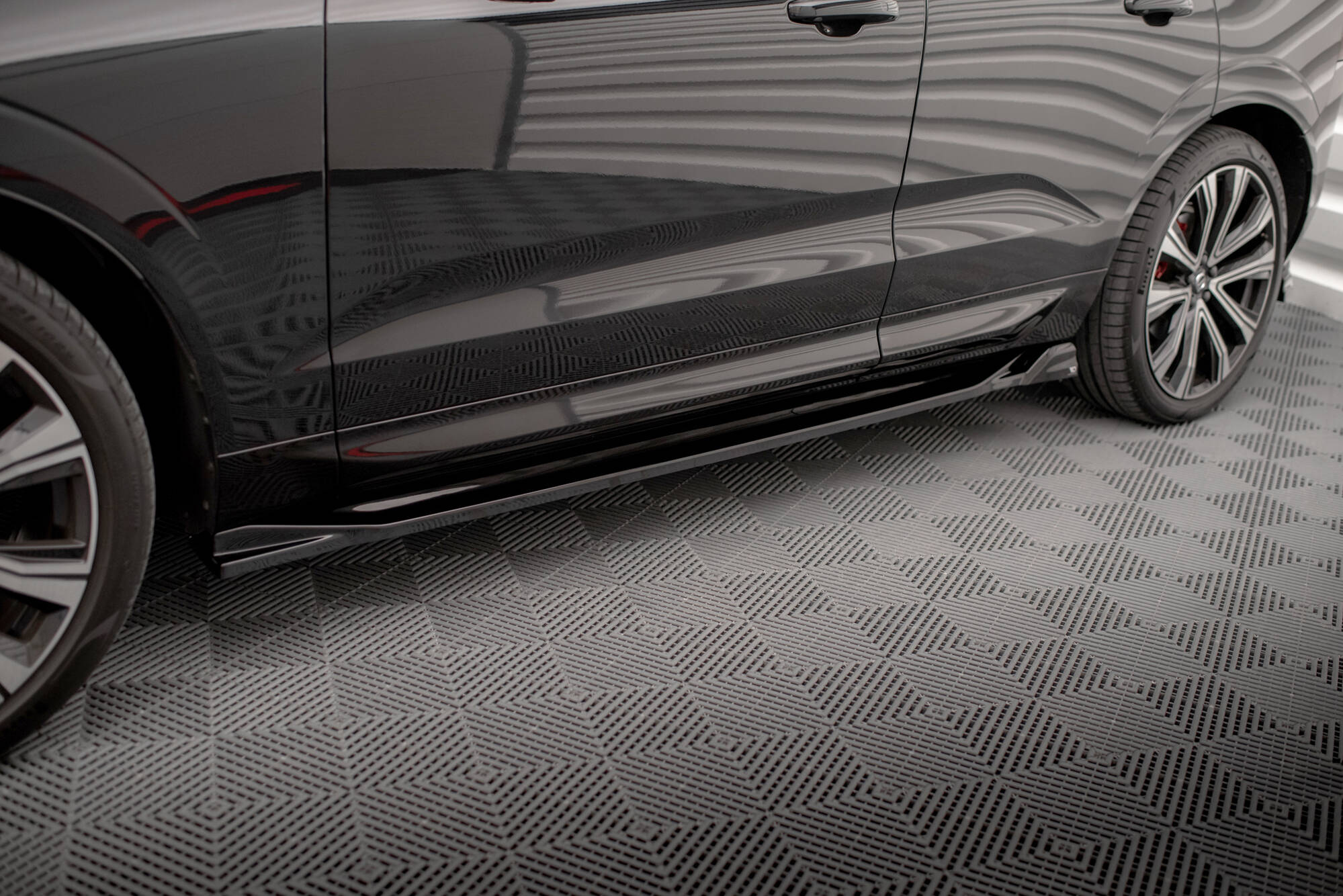 Frontspoiler Lippe, Seitenschweller und Heckdiffusor Volvo XC60 R-Design Mk2 Facelift