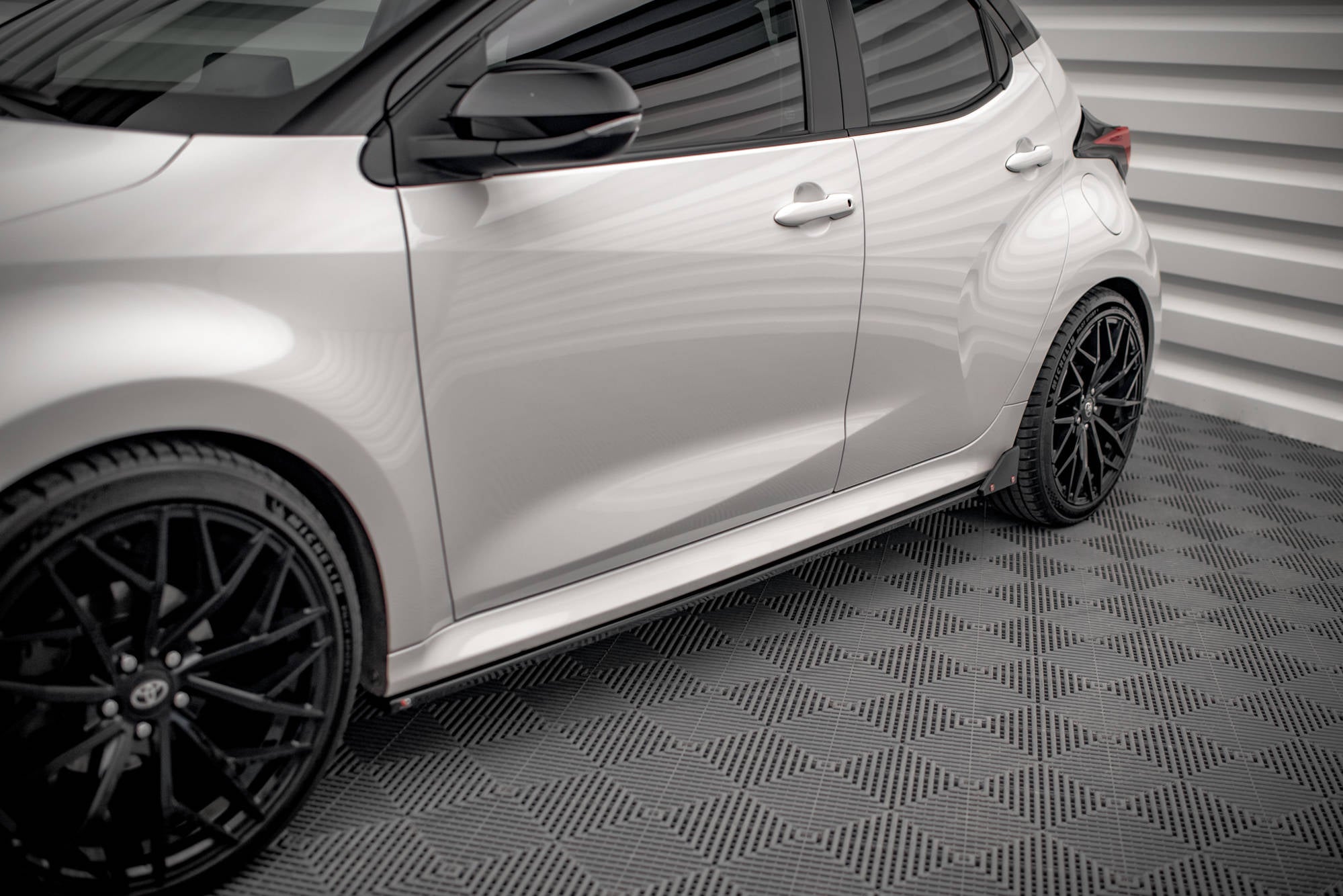 Seitenschweller V.1 + Heckseiten Flaps Toyota Yaris Mk4