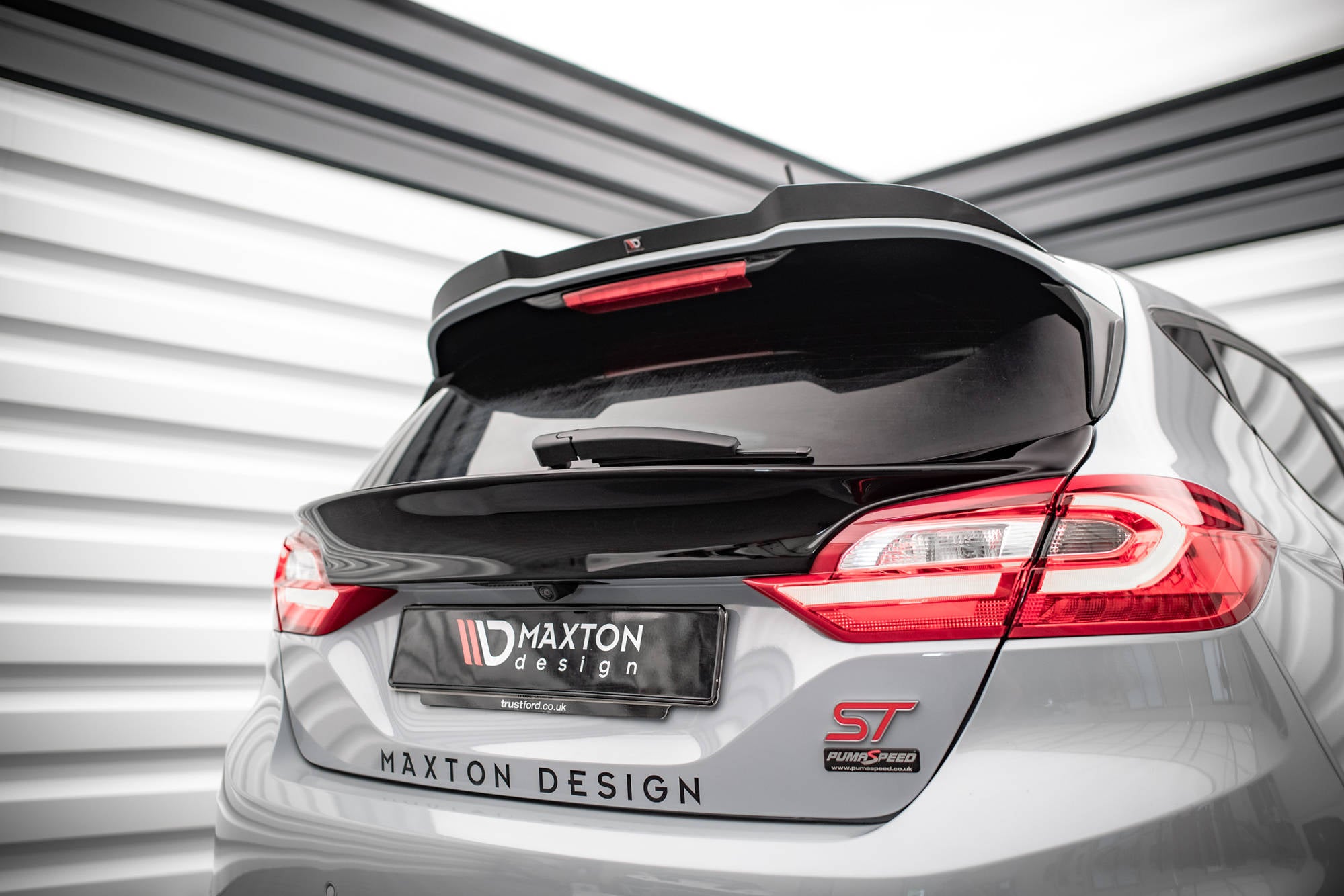 Die Erweiterung der Heckscheibe Ford Fiesta Standard/ ST-Line/ ST
