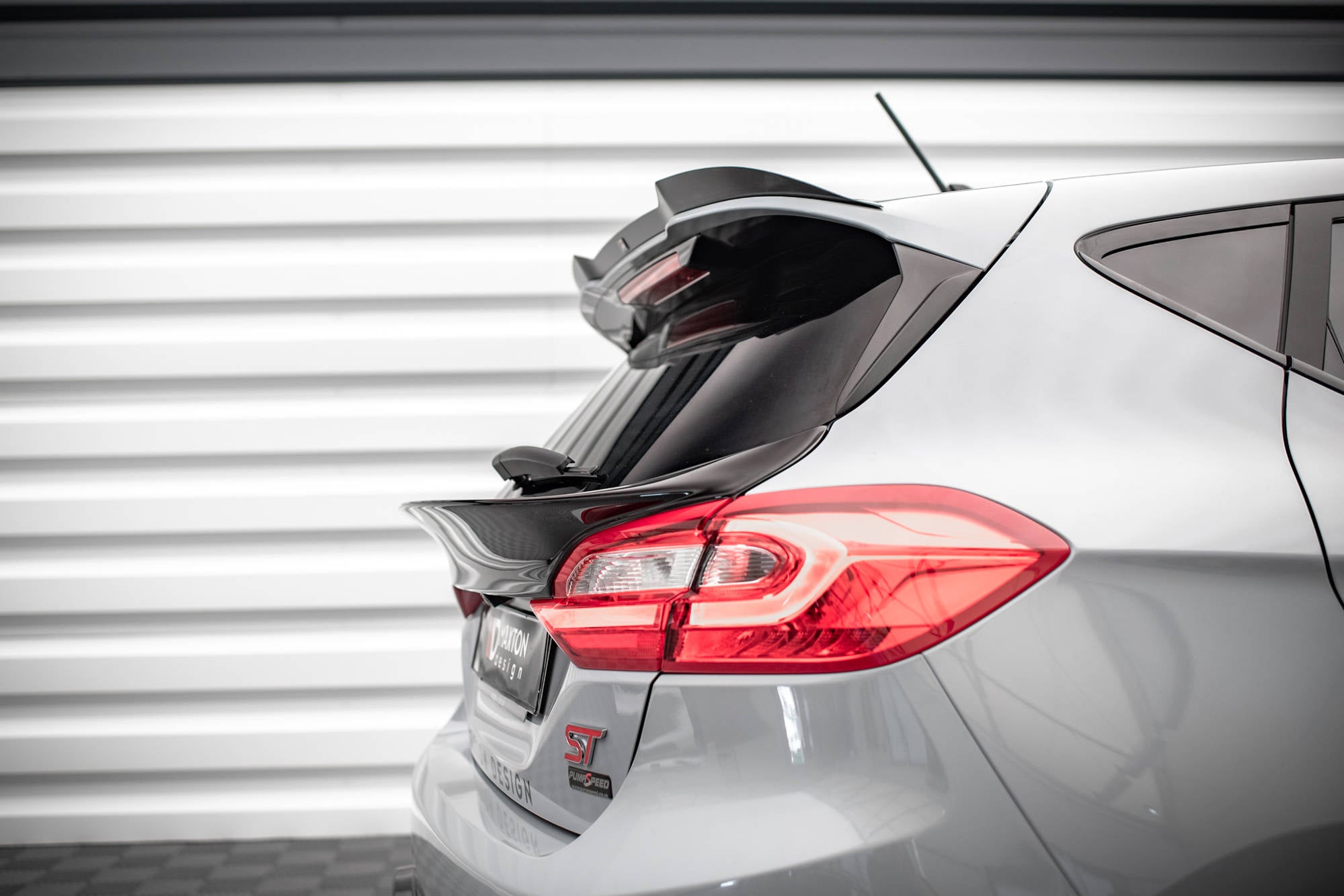 Die Erweiterung der Heckscheibe Ford Fiesta Standard/ ST-Line/ ST